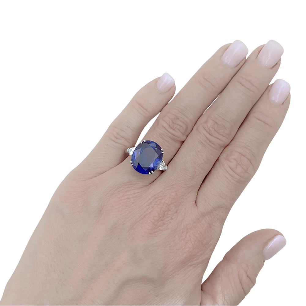 Bague Harry Winston, en platine sertie d'un saphir et diamants.