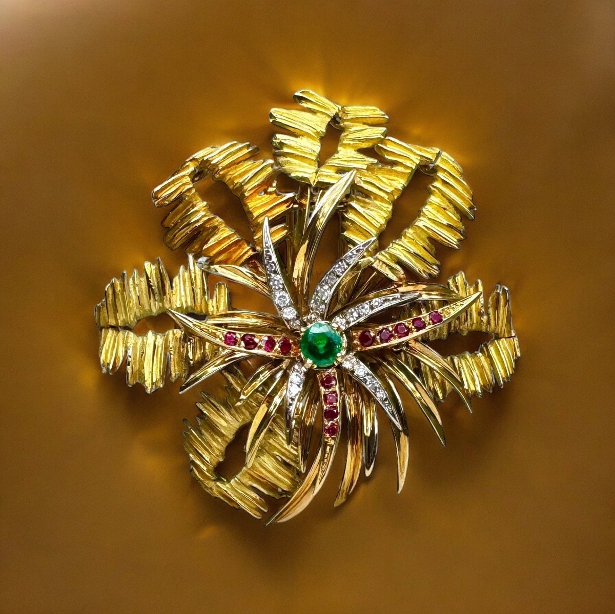 MELLERIO Broche en or jaune, le centre orné d’émeraude, de rubis et de diamants. - Maison Eloe