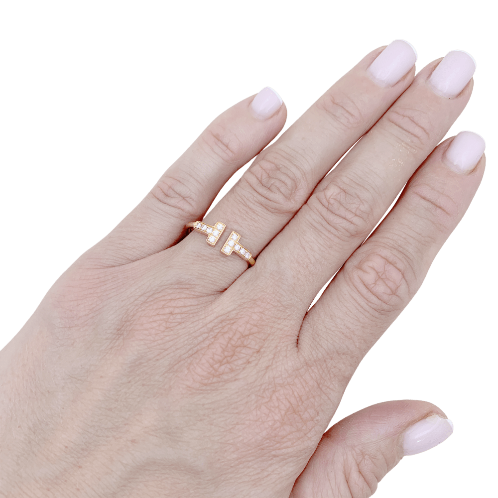 Bague Tiffany & Co, "Wire" collection "Tiffany T" or rose et diamants.