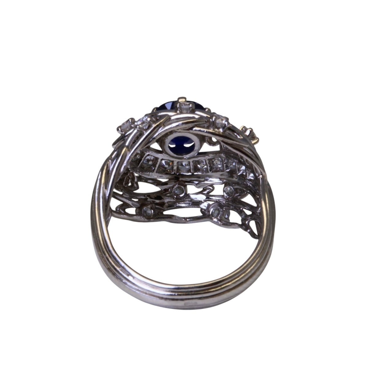 Bague dôme ornée d’un saphir bleu naturel et de diamants. - Maison Eloe