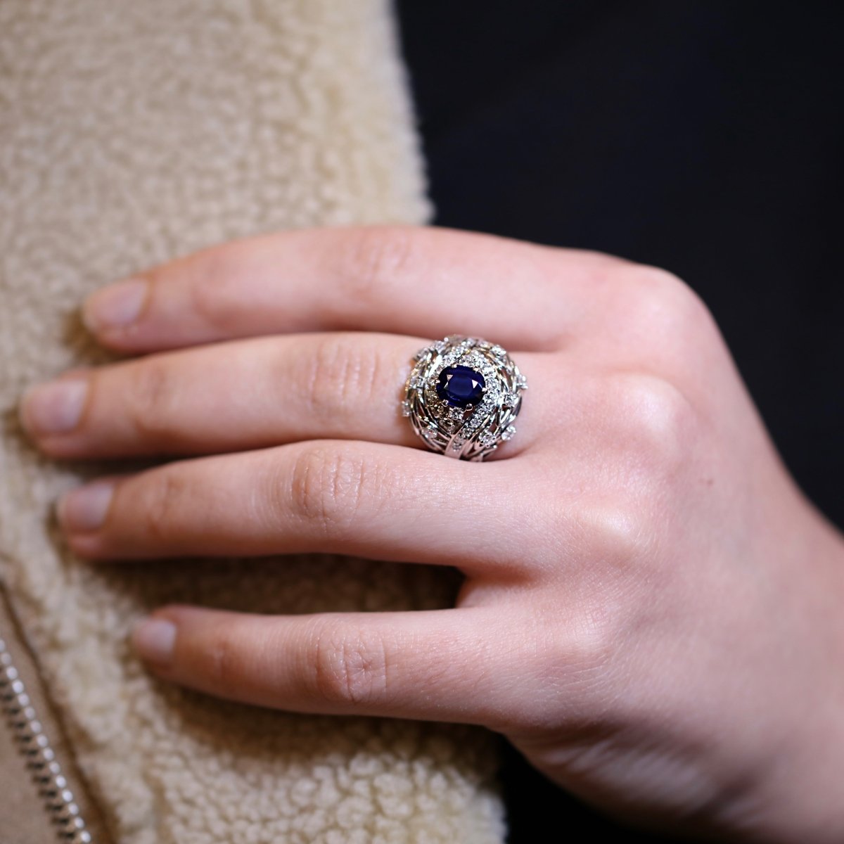 Bague dôme ornée d’un saphir bleu naturel et de diamants. - Maison Eloe