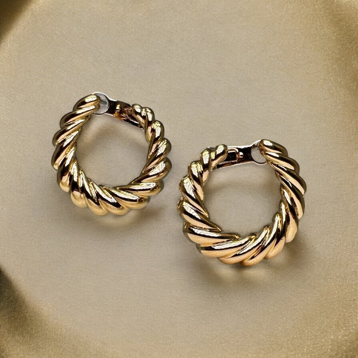 CARTIER Boucles d’oreilles créoles en or jaune. - Maison Eloe