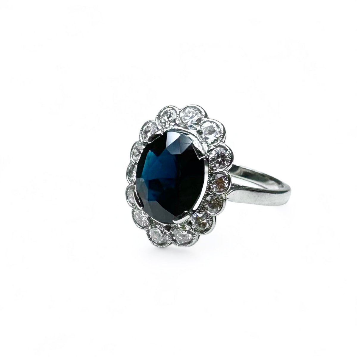 Bague marguerite en platine centrée d’un saphir entouré de diamants. - Maison Eloe
