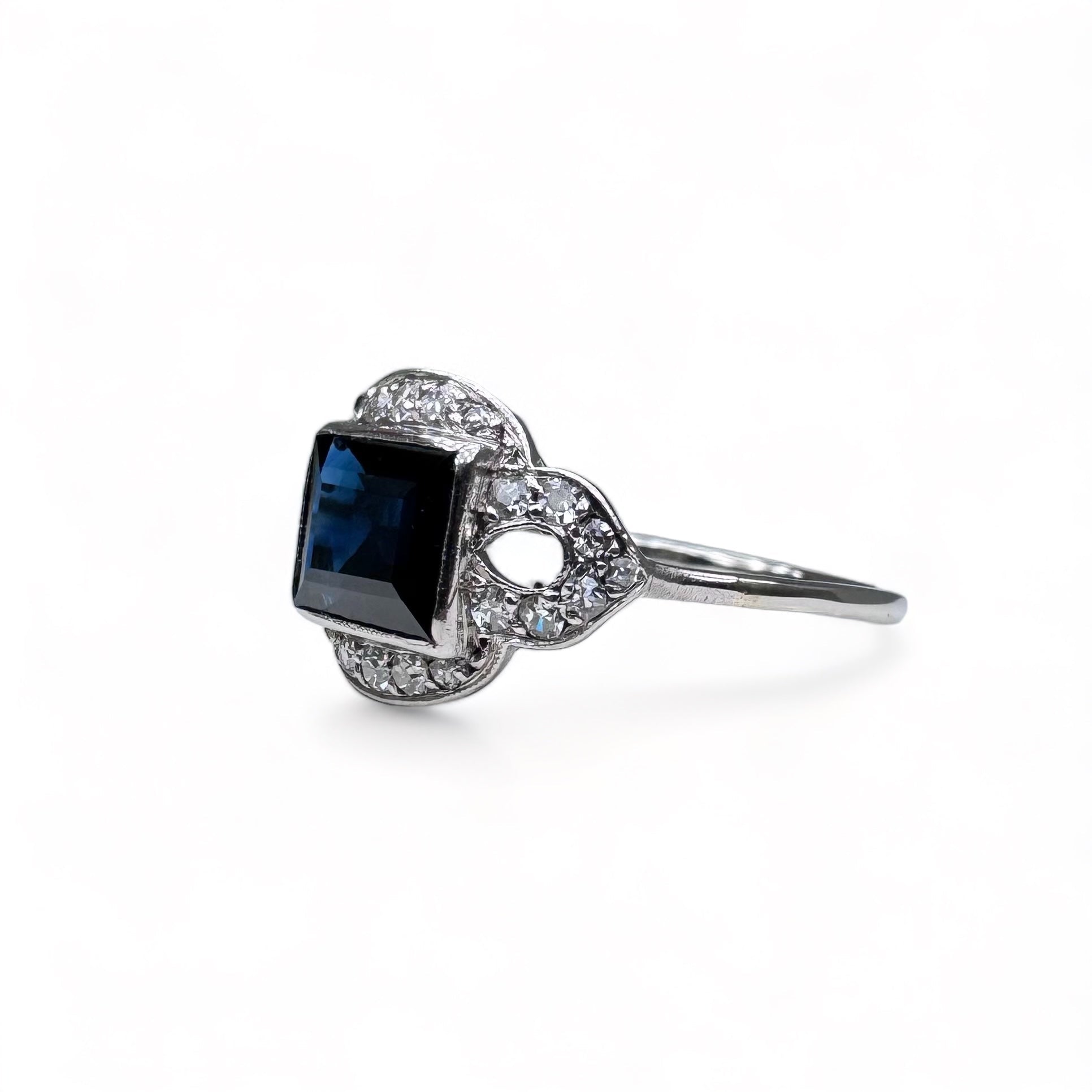 Bague Art-Deco en platine centrée d’un saphir dans un entourage de diamants.