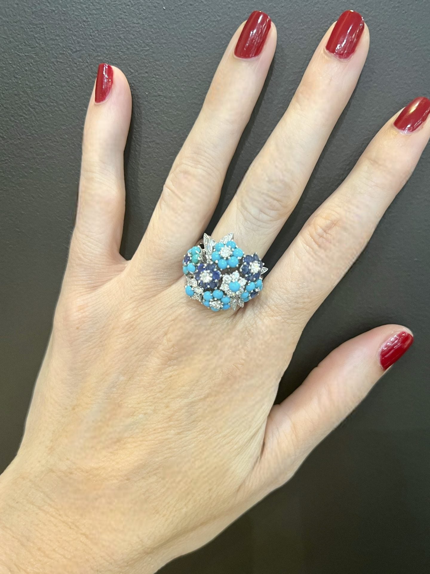 Bague bouquet en or et platine sertie de diamants, turquoises et saphirs. Alfred HANNE