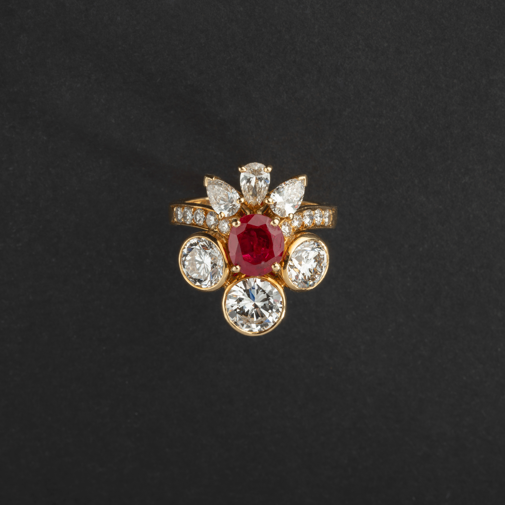 Bague en or jaune ornée d'un Rubis Birman naturel et de diamants, signée MELLERIO