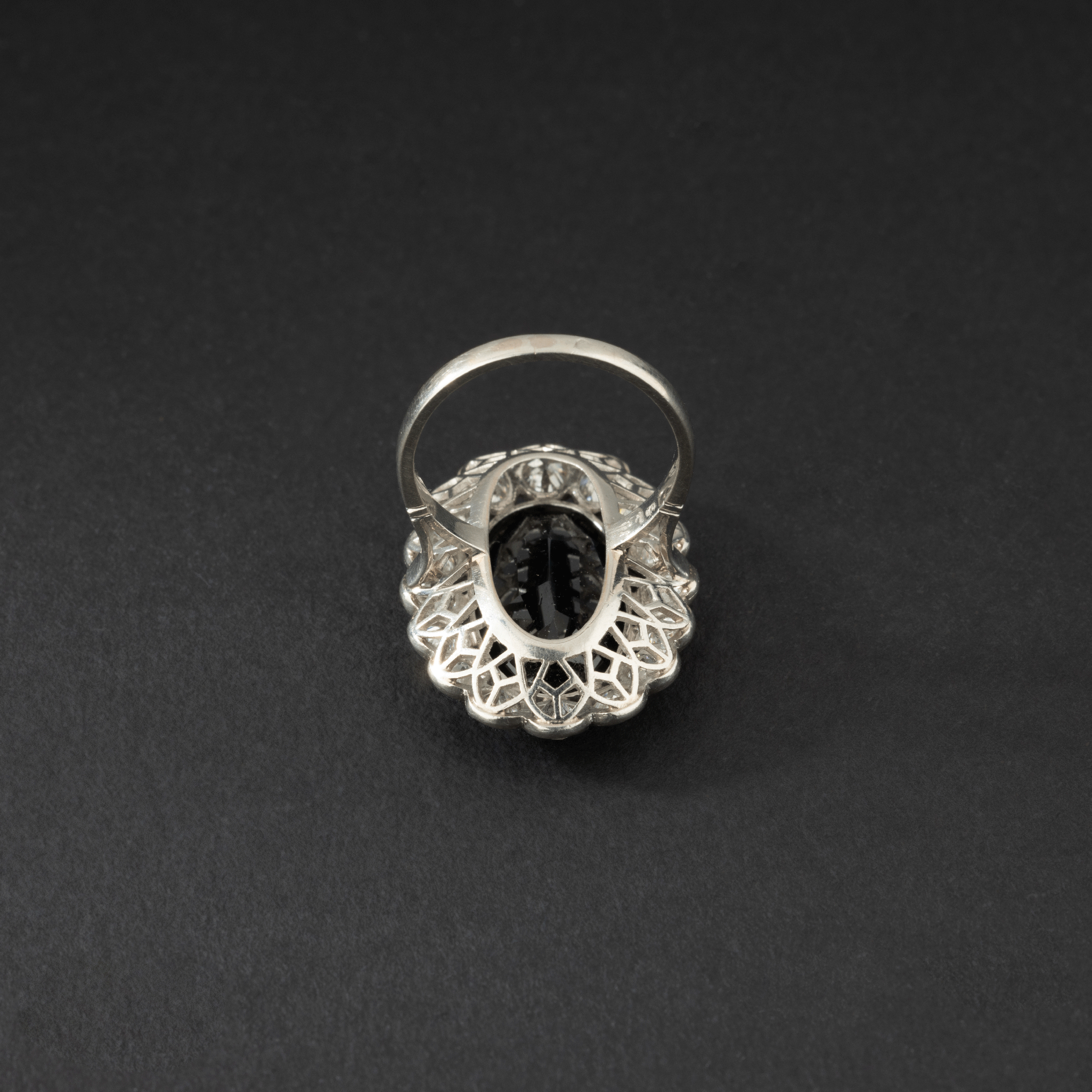 Bague marguerite en platine, saphir et diamants.