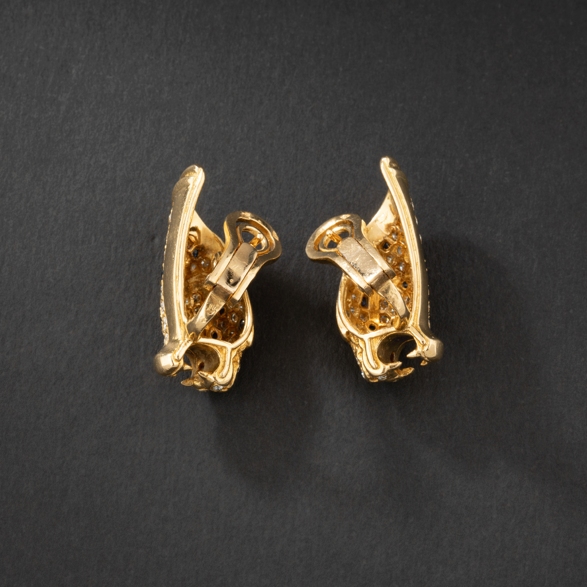 GAY FRÈRES. Boucles d'oreilles en or, diamants, saphirs et émeraudes.