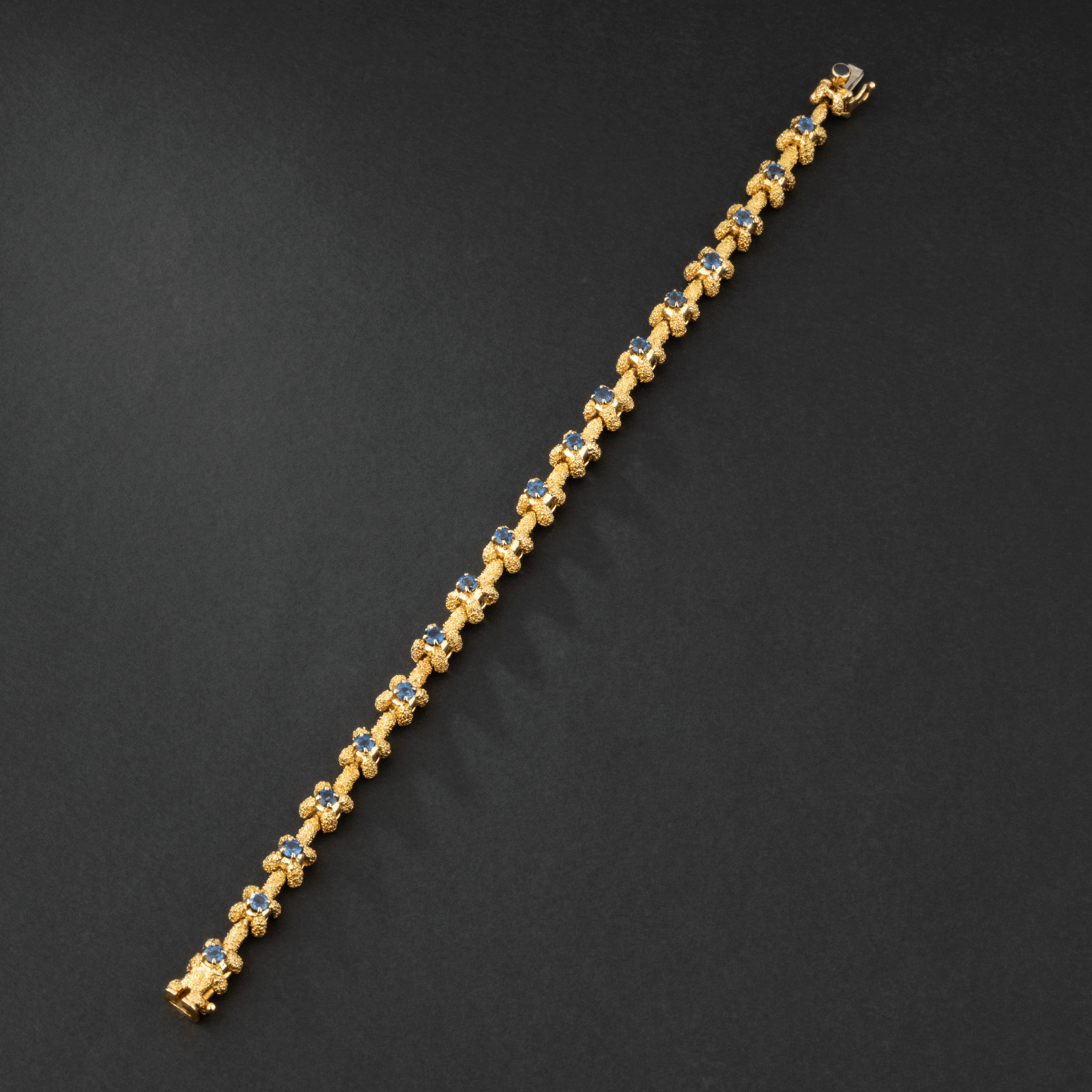 Bracelet souple en or jaune et saphirs. Vintage