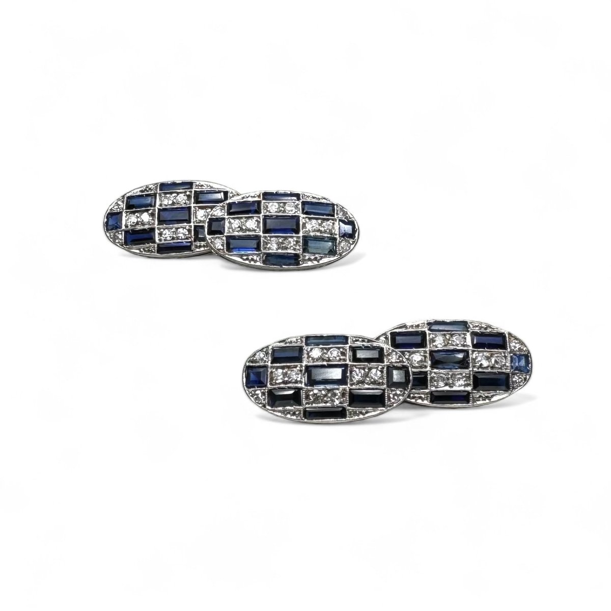 Boutons de manchette Art - Déco en or blanc sertie de diamants 8x8 et saphirs calibré. - Maison Eloe