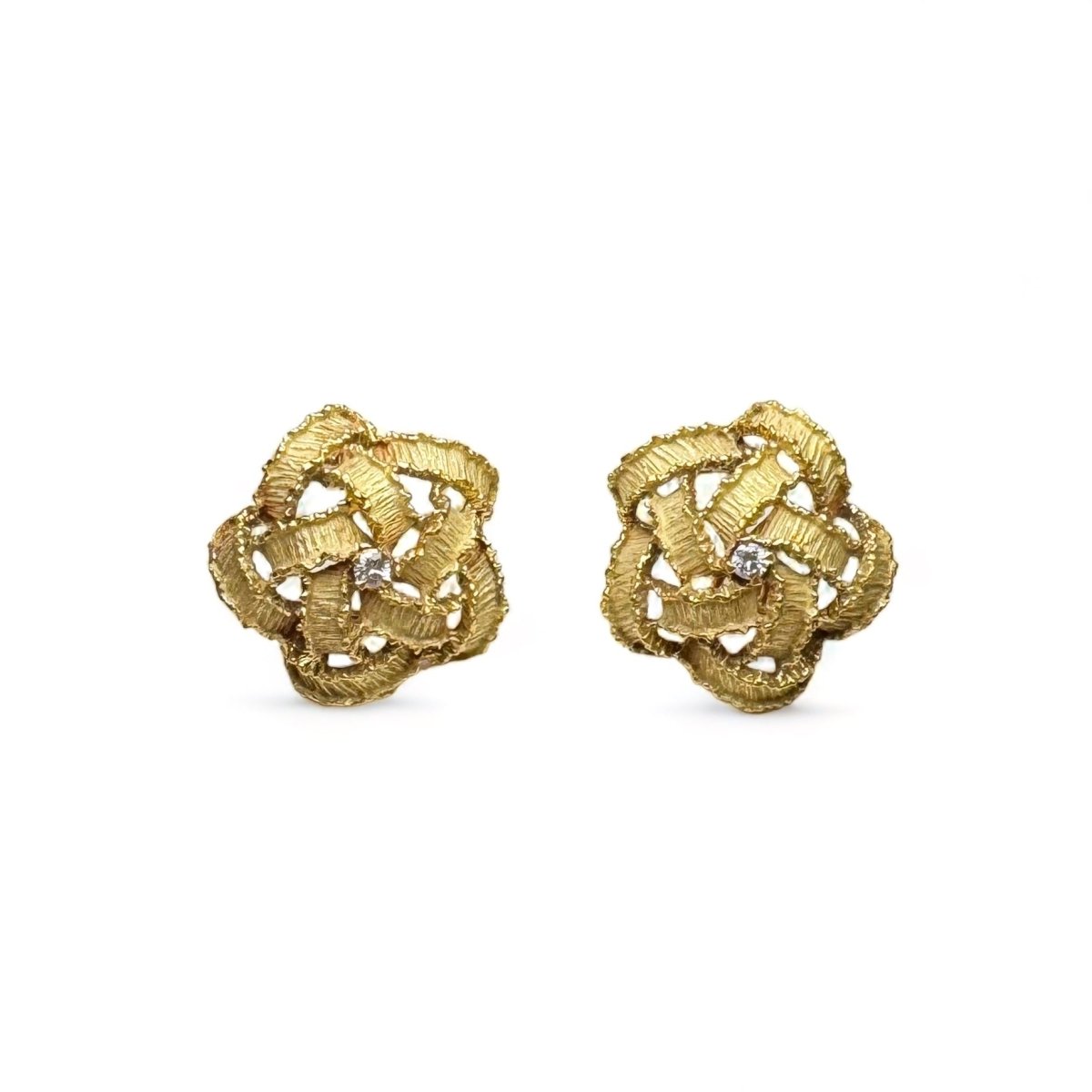 Boucles d’oreille vintage en or jaune texturé sertie de diamants. - Maison Eloe