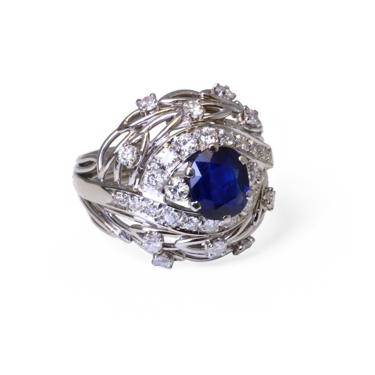 Bague dôme ornée d’un saphir bleu naturel et de diamants. - Maison Eloe