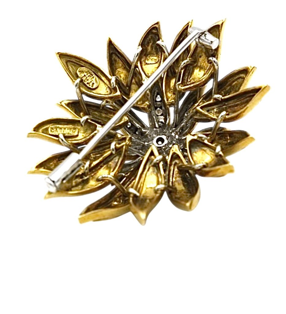Cartier broche Fleur vintage en or jaune et blanc, émail et diamants - Maison Eloe