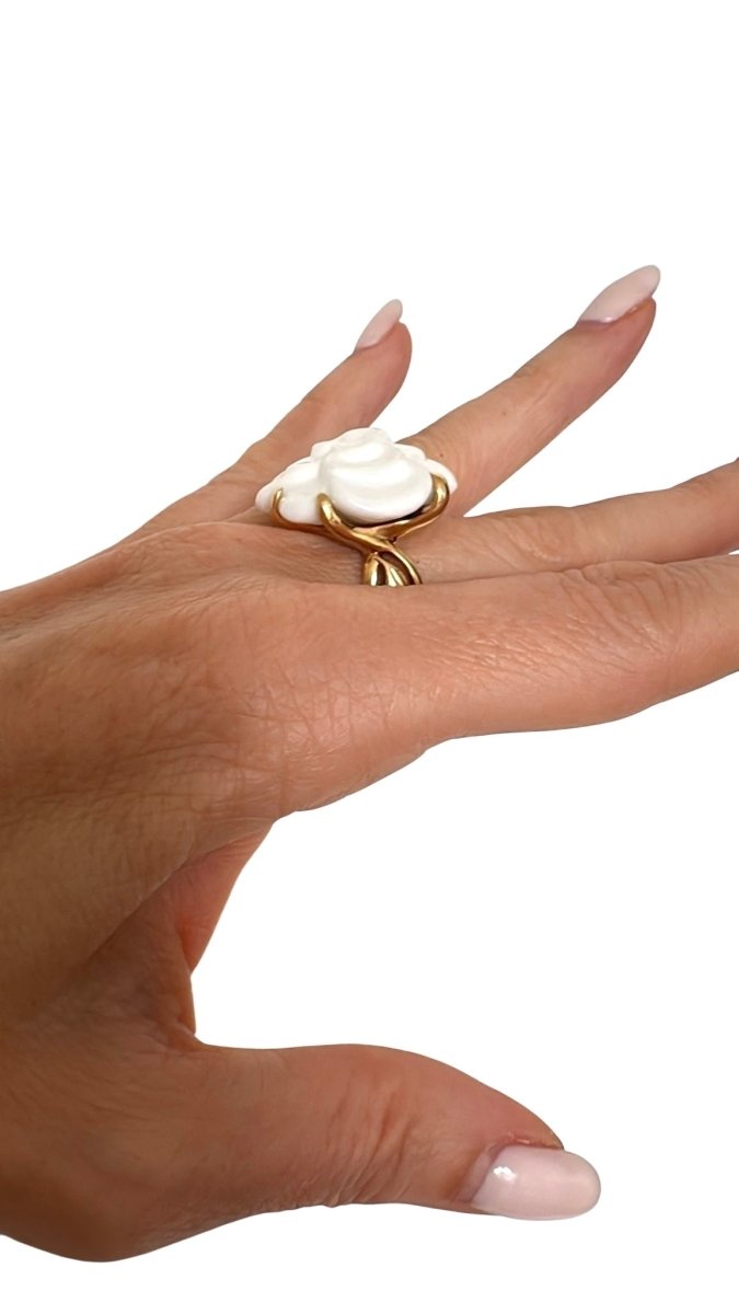 Chanel bague Camélia moyen modèle en or jaune et agate - Maison Eloe