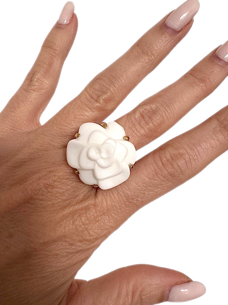 Chanel bague Camélia moyen modèle en or jaune et agate - Maison Eloe