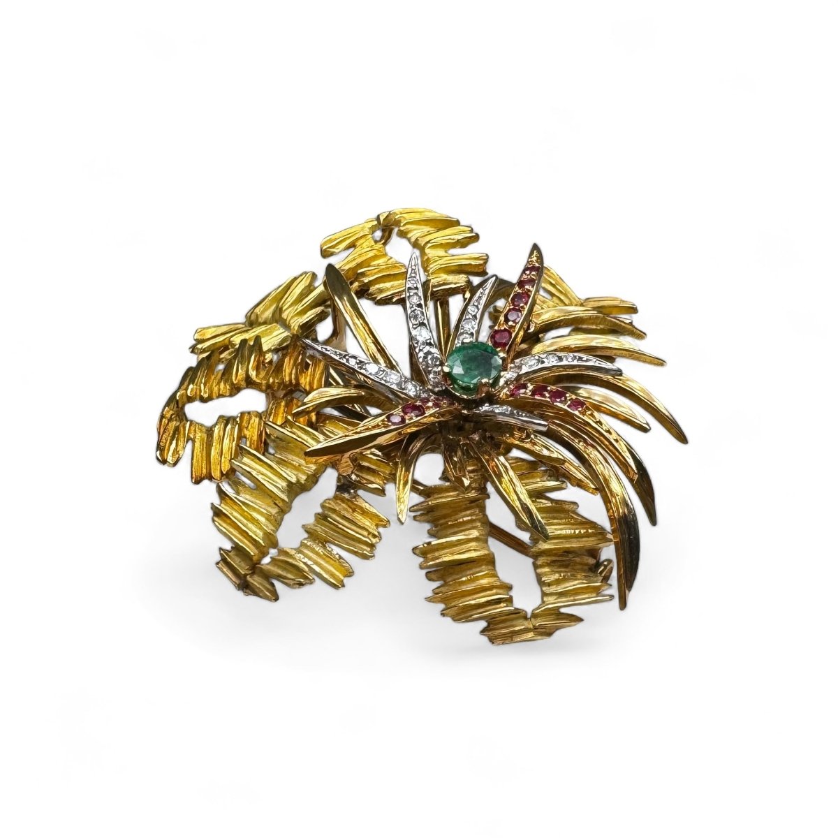 MELLERIO Broche en or jaune, le centre orné d’émeraude, de rubis et de diamants.