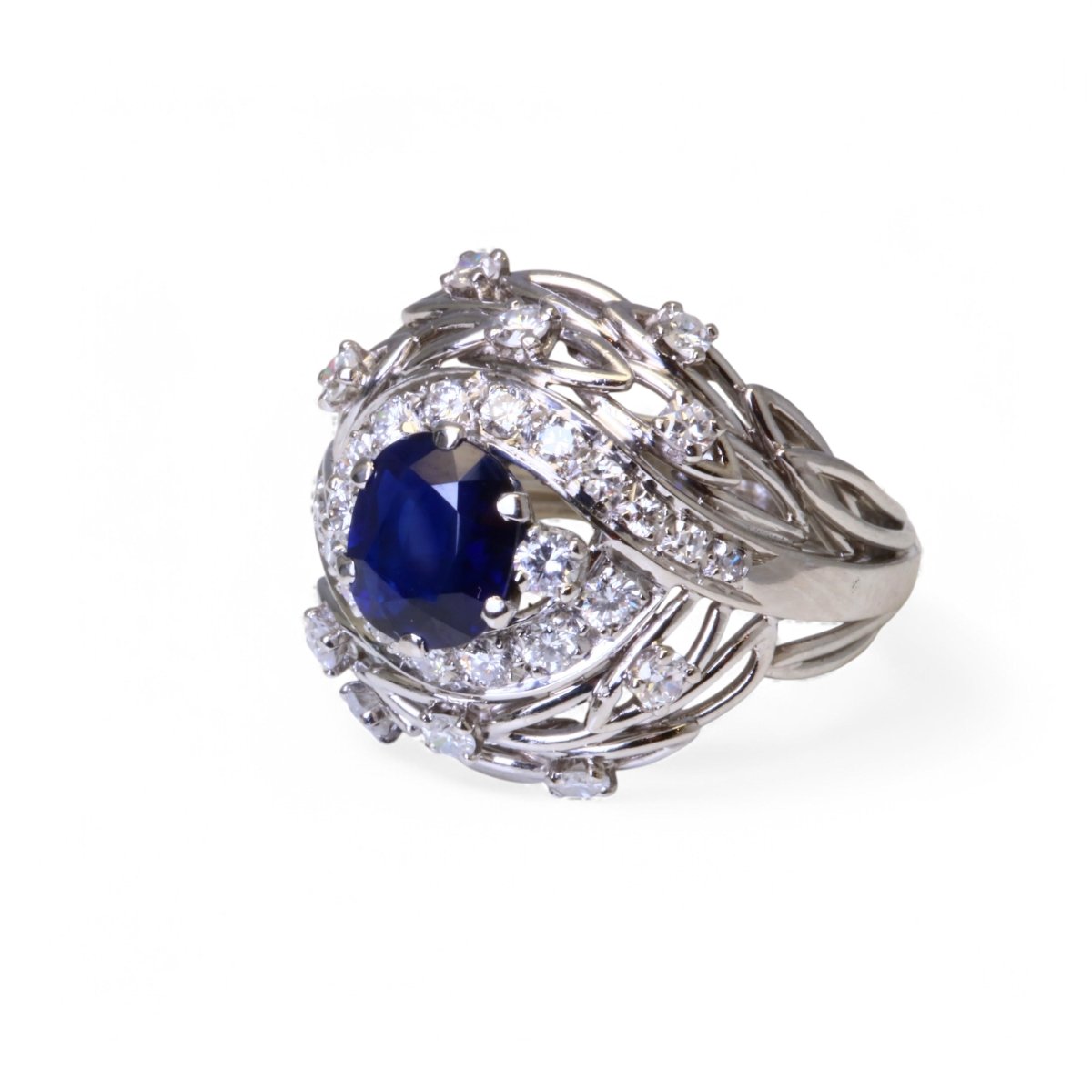 Bague dôme ornée d’un saphir bleu naturel et de diamants. - Maison Eloe