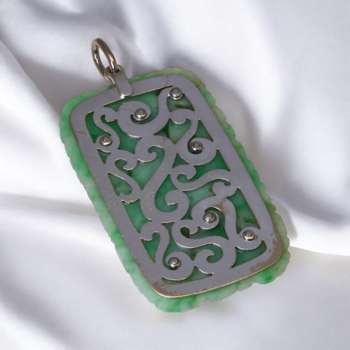 Pendentif Art Déco en or, jade sculpté et diamants. - Maison Eloe