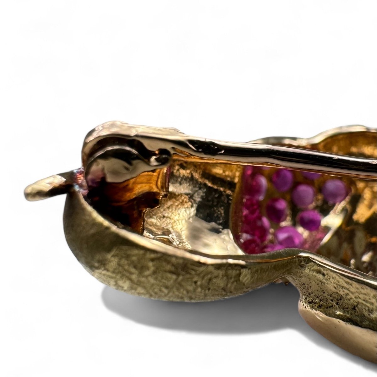 Broche oiseau en or jaune pavée de rubis. - Maison Eloe