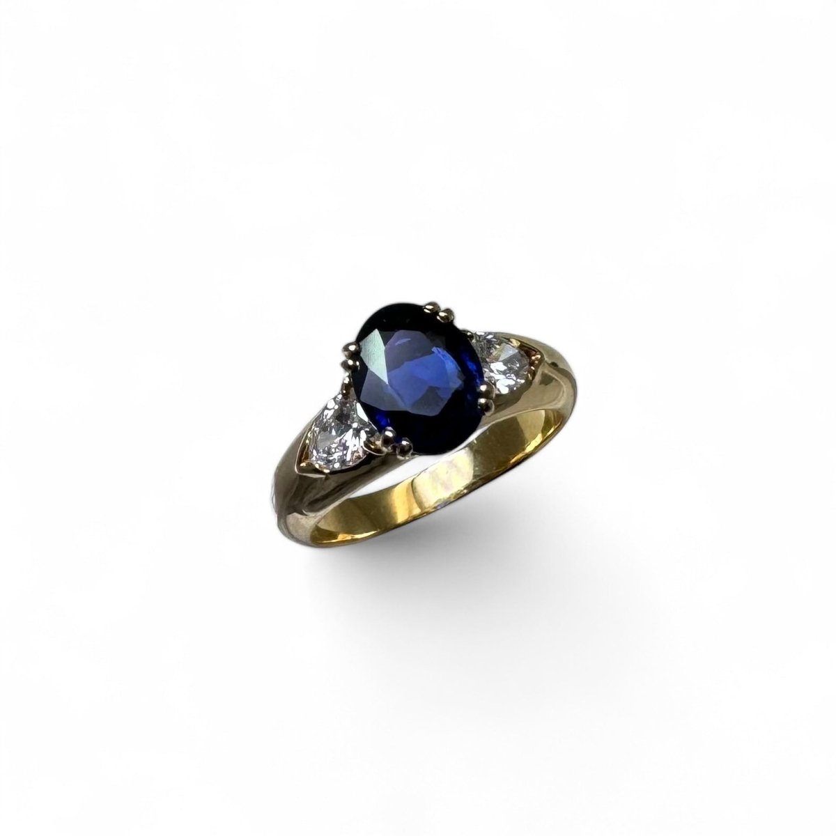 Bague en or jaune, saphir, diamants. - Maison Eloe