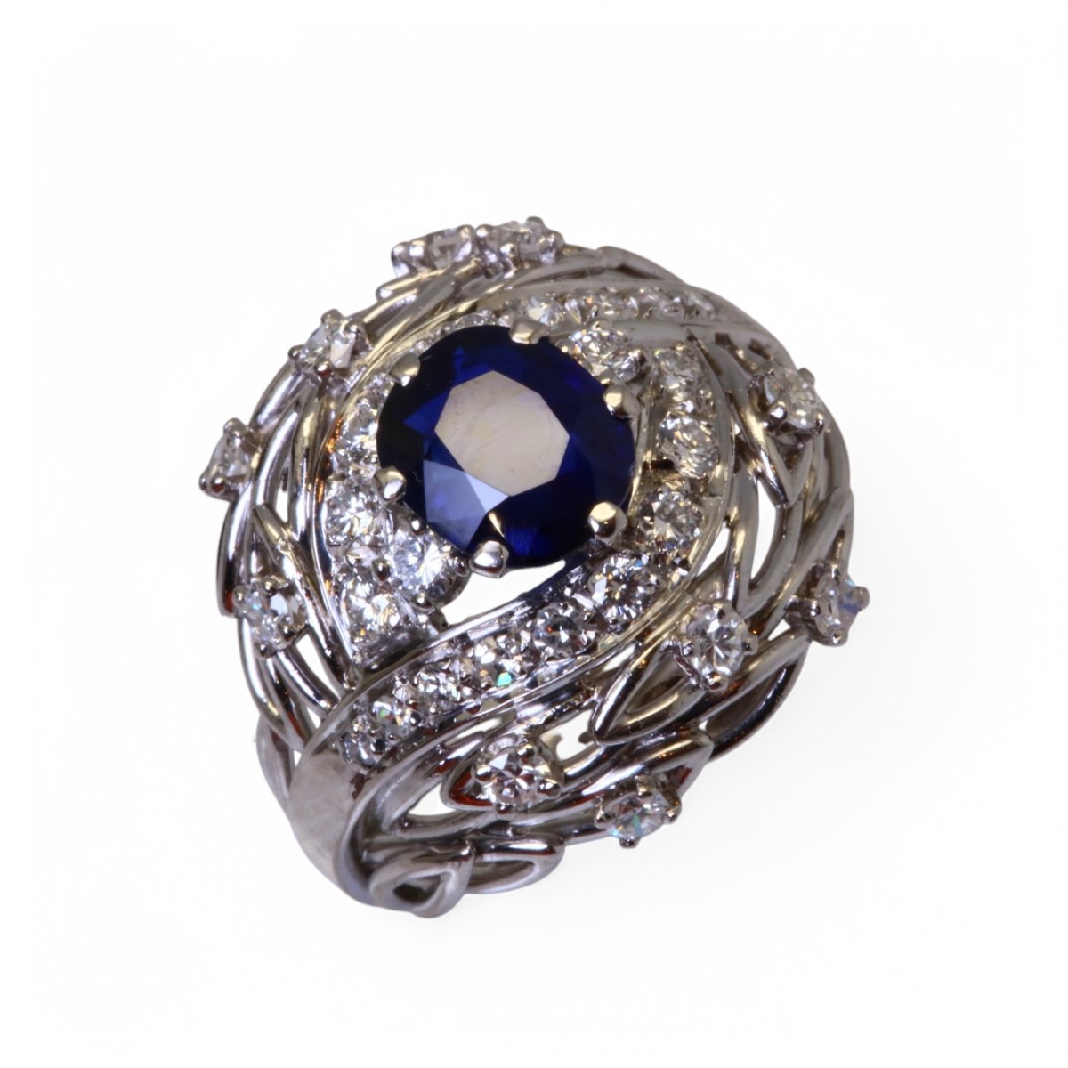 Bague dôme ornée d’un saphir bleu naturel et de diamants. - Maison Eloe