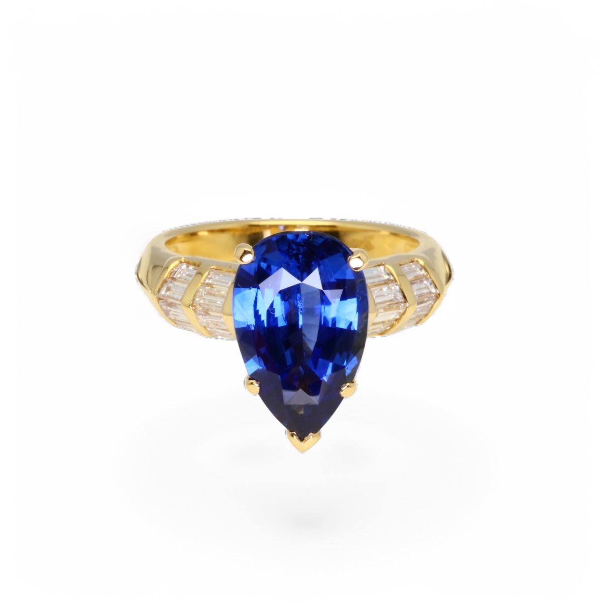 Bague en or jaune ornée d’un saphir bleu Ceylan et de diamants. - Maison Eloe