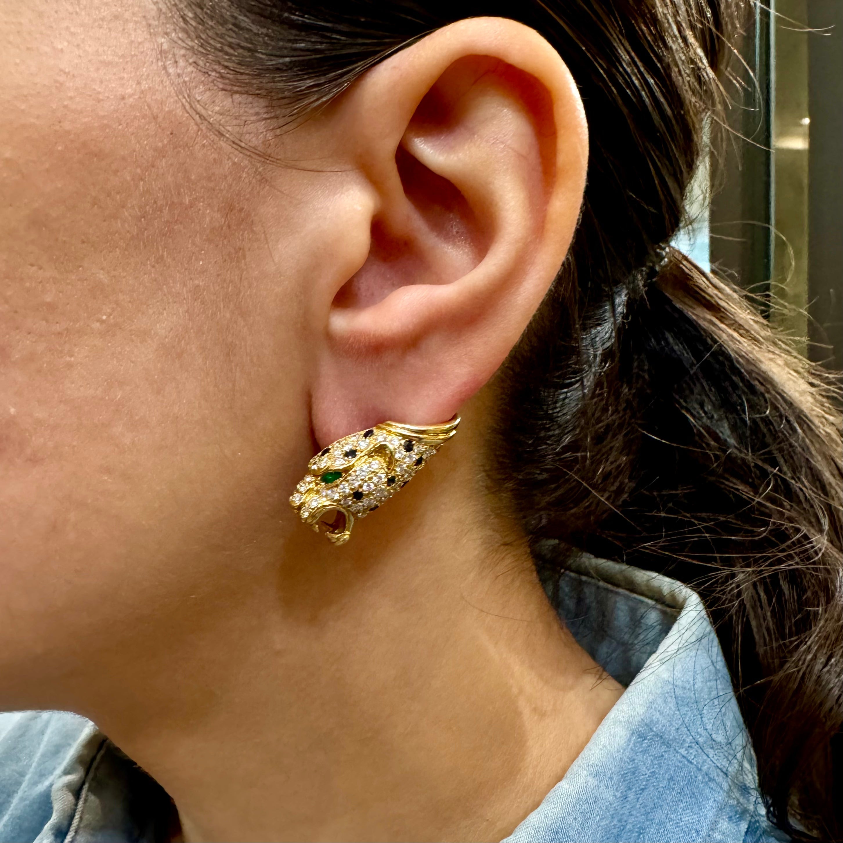 GAY FRÈRES. Boucles d'oreilles en or, diamants, saphirs et émeraudes.