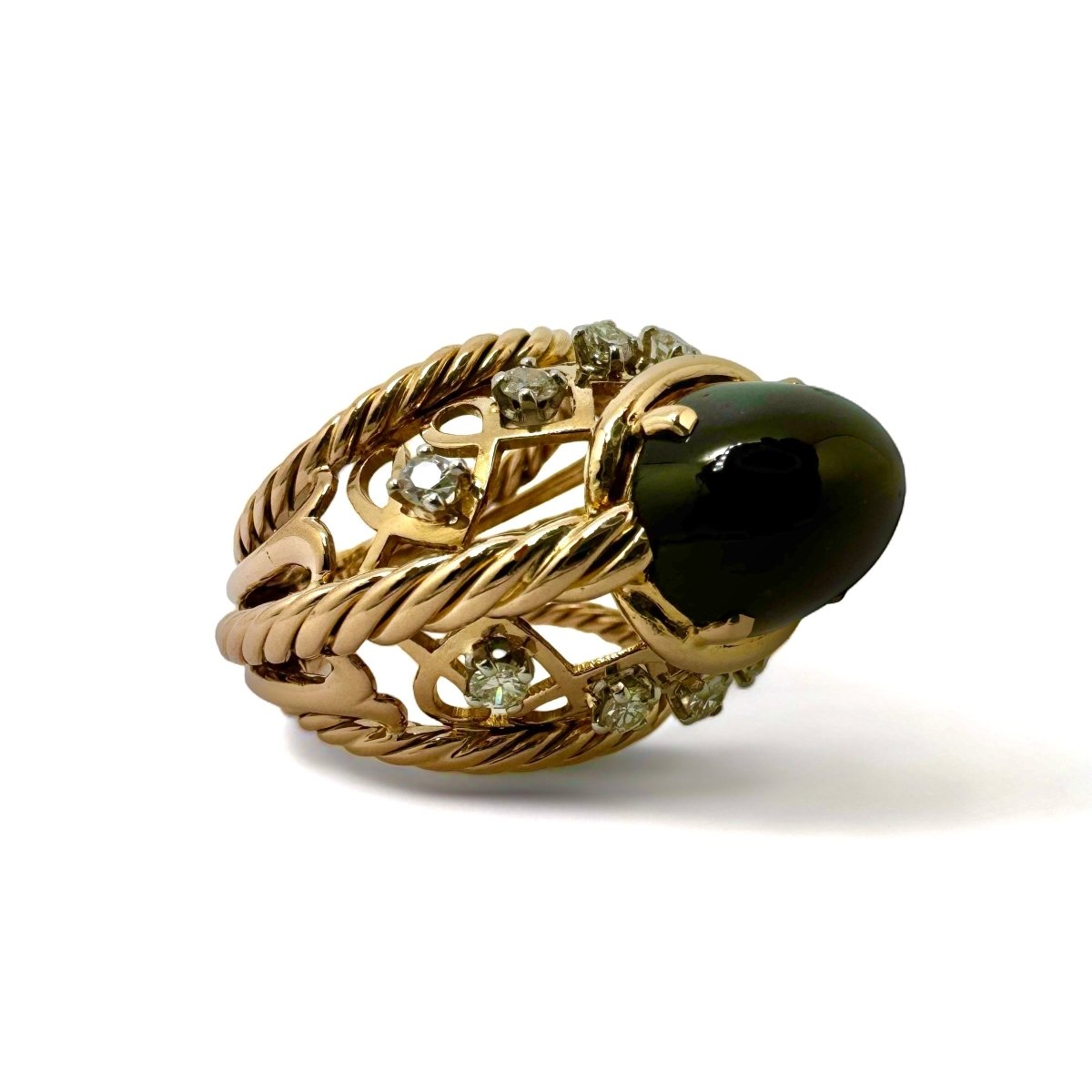 Bague dôme en or jaune ornée d’un grenat entouré de diamants. - Maison Eloe