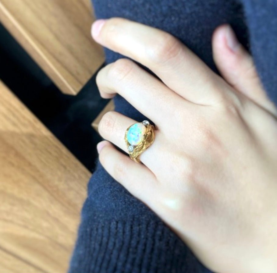 Gilbert Albert bague or jaune 18K, opale et diamants - Maison Eloe