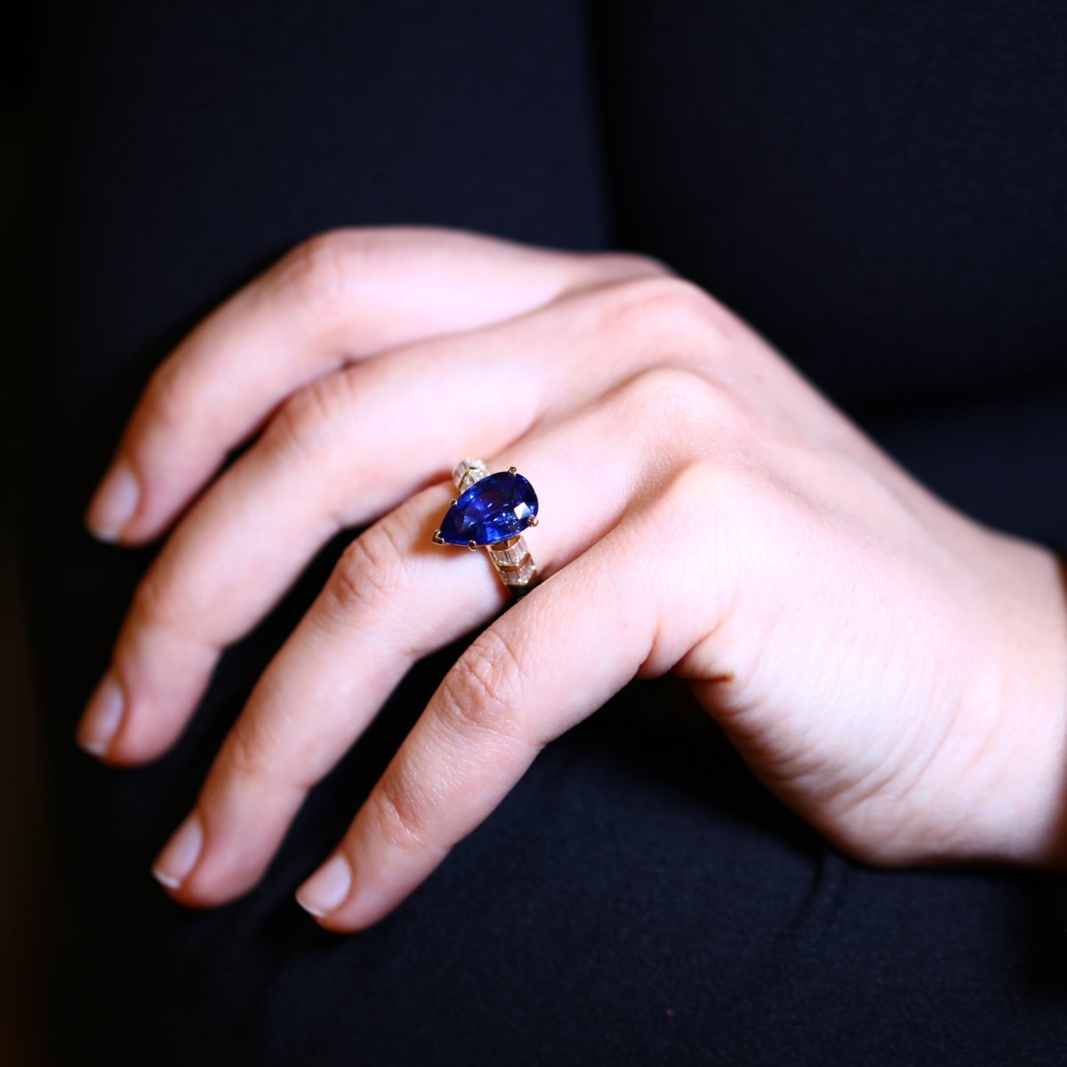 Bague en or jaune ornée d’un saphir bleu Ceylan et de diamants. - Maison Eloe