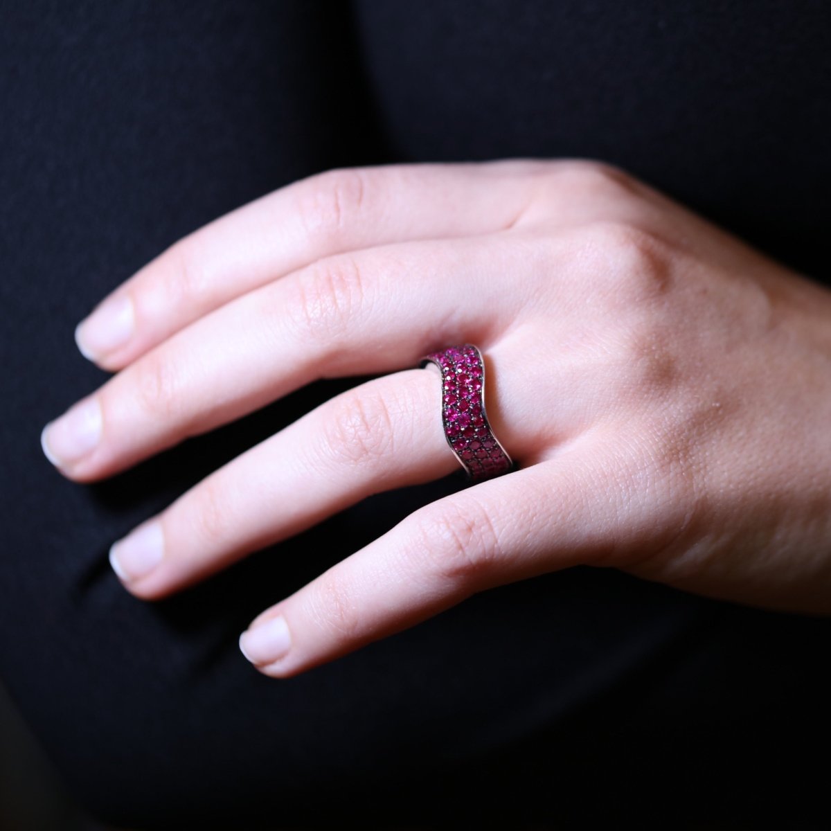 DE GRISOGONO bague bandeau or et rubis. - Maison Eloe