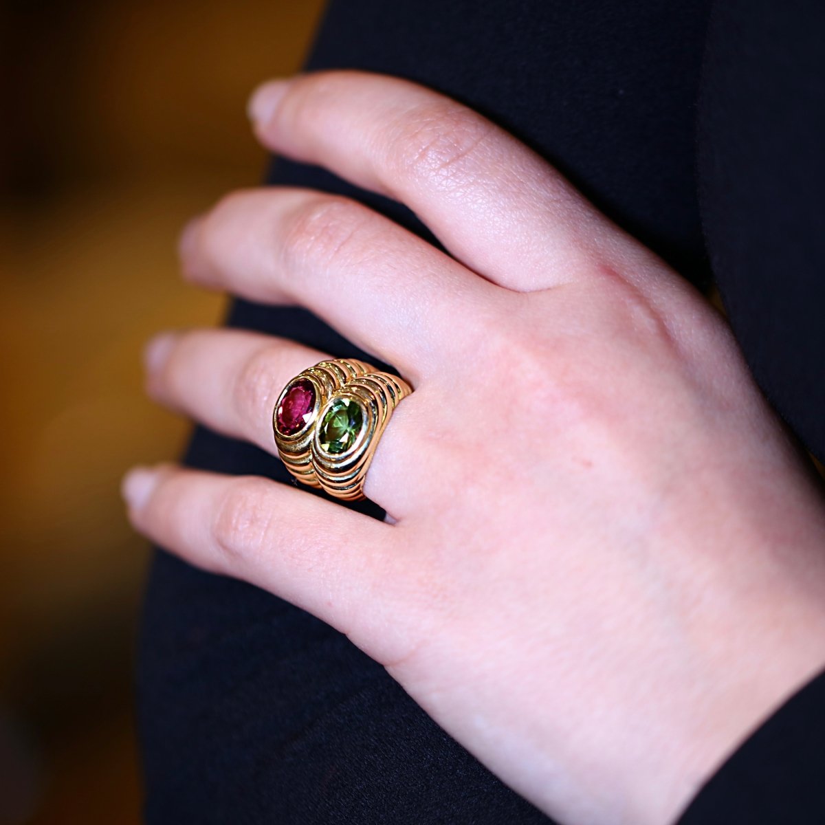 Élégante bague en or jaune, tourmaline rose et péridot dans le style BULGARI - Maison Eloe