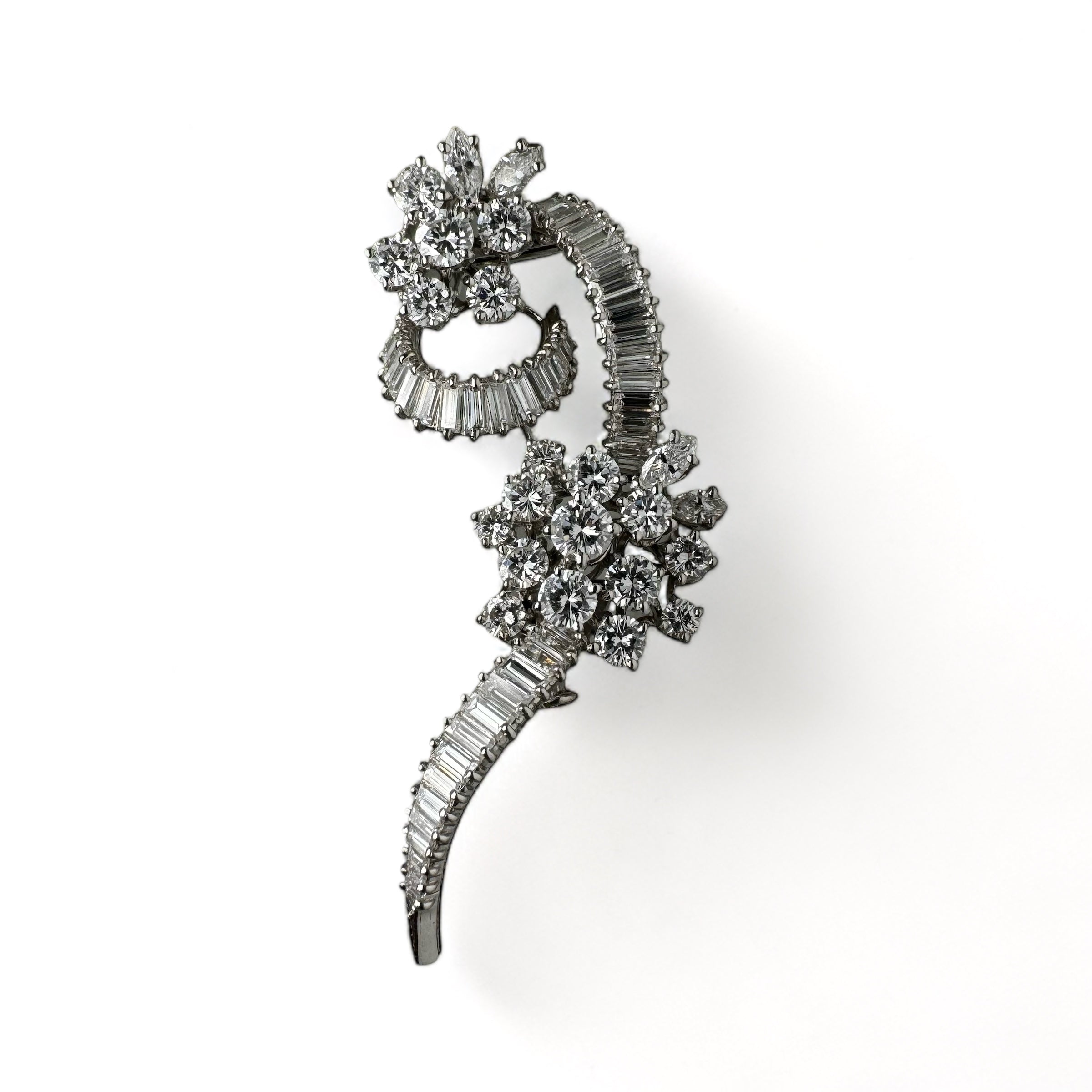 Clip fleurs en platine ornée de diamants.