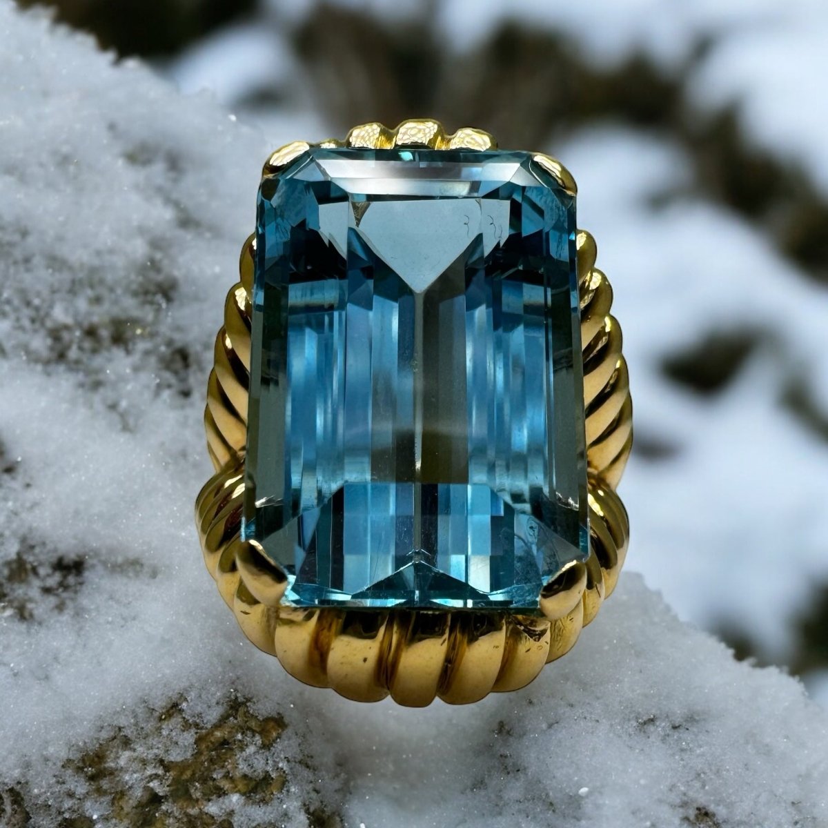 Bague vintage en or jaune montée d’une Aigue - Marine Santa Maria de 17carats. - Maison Eloe