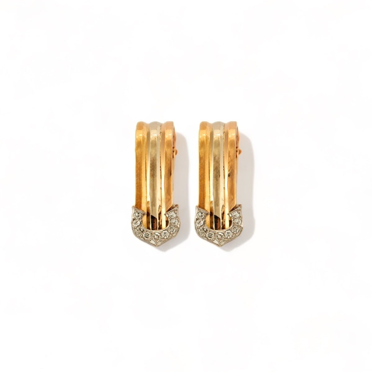 Boucles d'oreilles C de CARTIER en 3 ors et diamants. - Maison Eloe