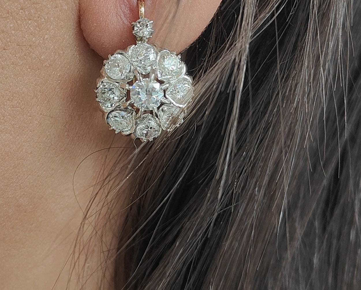 Boucles d'oreilles dormeuses en or jaune et diamants