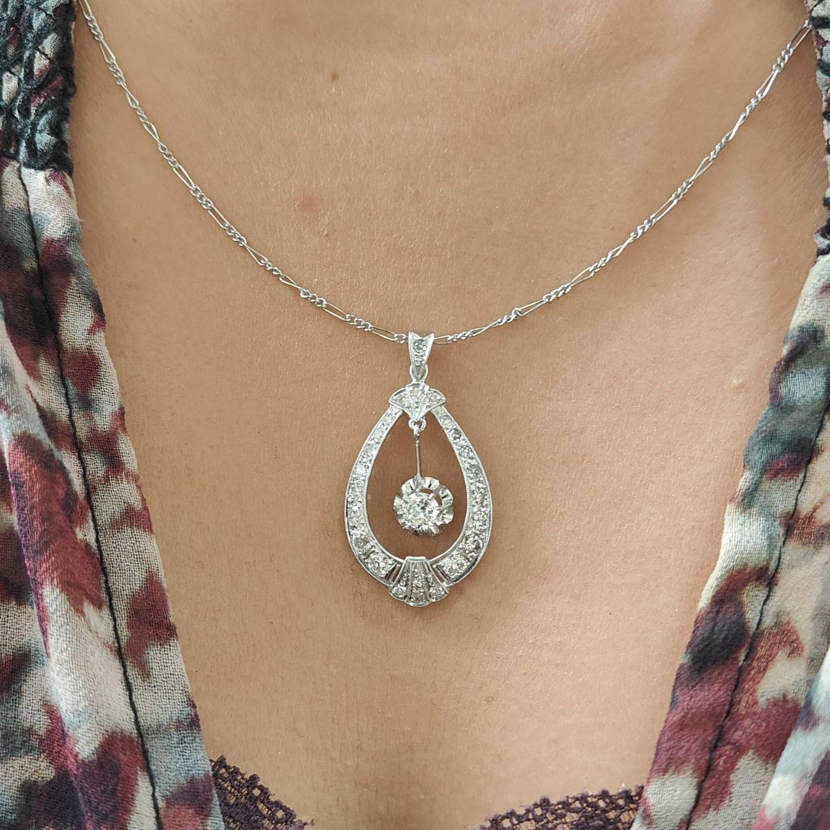 Collier or blanc et diamants.