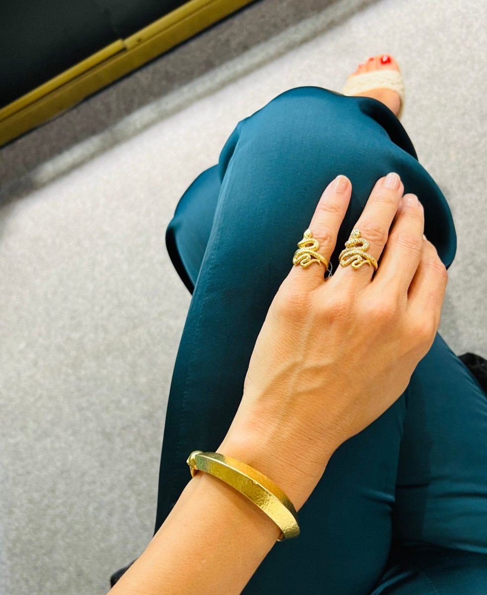 Bracelet jonc en or jaune martelé 22 k du créateur Lalaounis - Maison Eloe