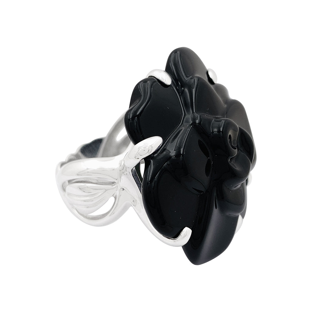 Chanel ring, "Camélia" model, in white gold and onyx.