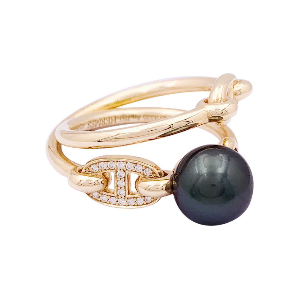 Hermès "Albertine" ring in pink gold, diamonds, and gray pearl.