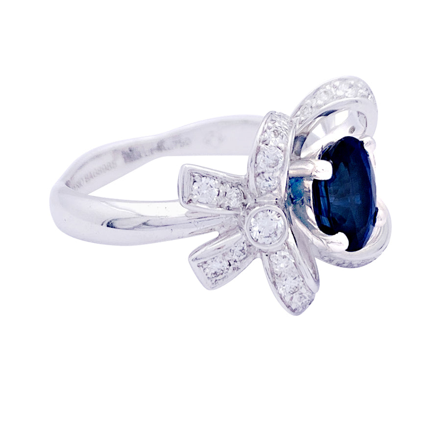 Mellerio "Queen of Hearts Désirée" ring in white gold, diamonds and sapphire.