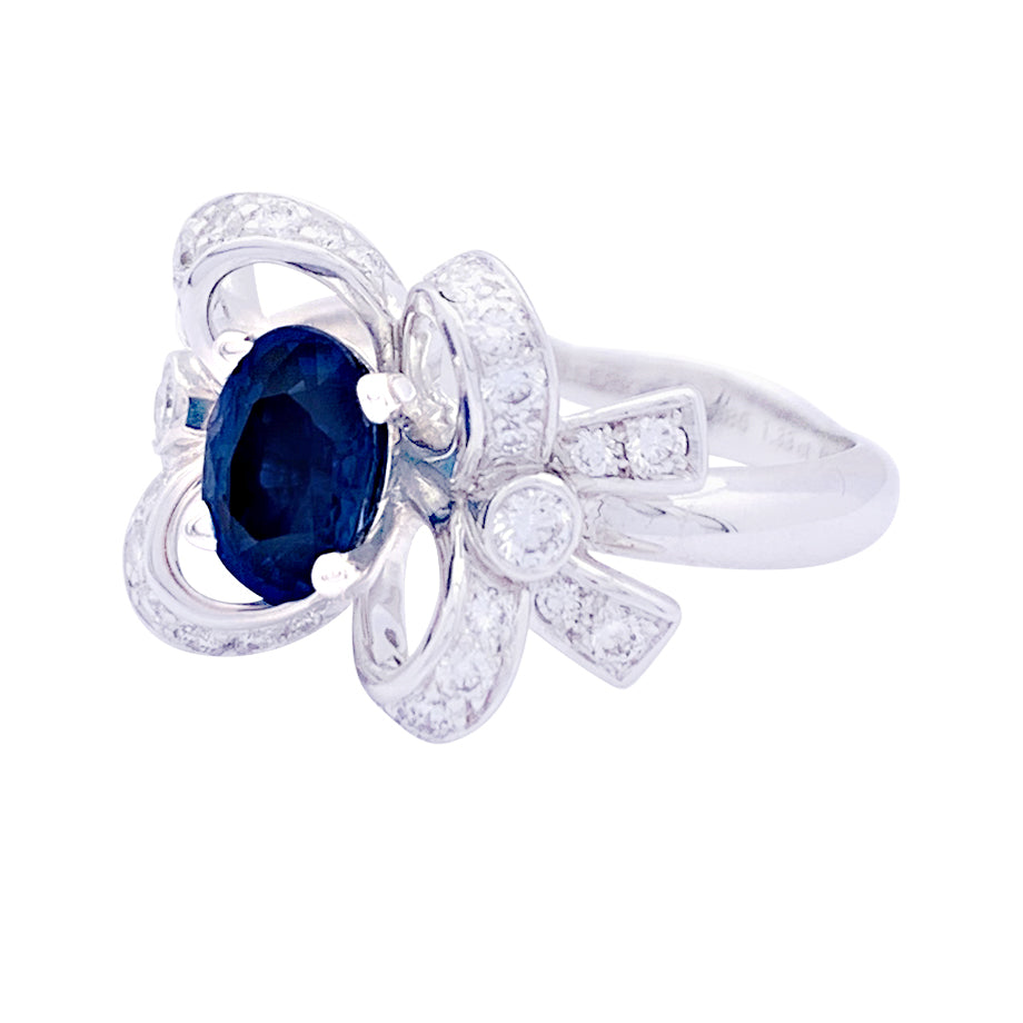 Mellerio "Queen of Hearts Désirée" ring in white gold, diamonds and sapphire.