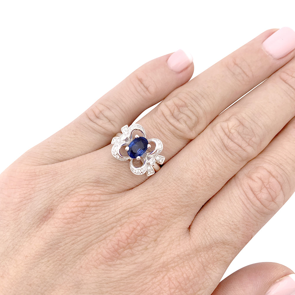 Mellerio "Queen of Hearts Désirée" ring in white gold, diamonds and sapphire.