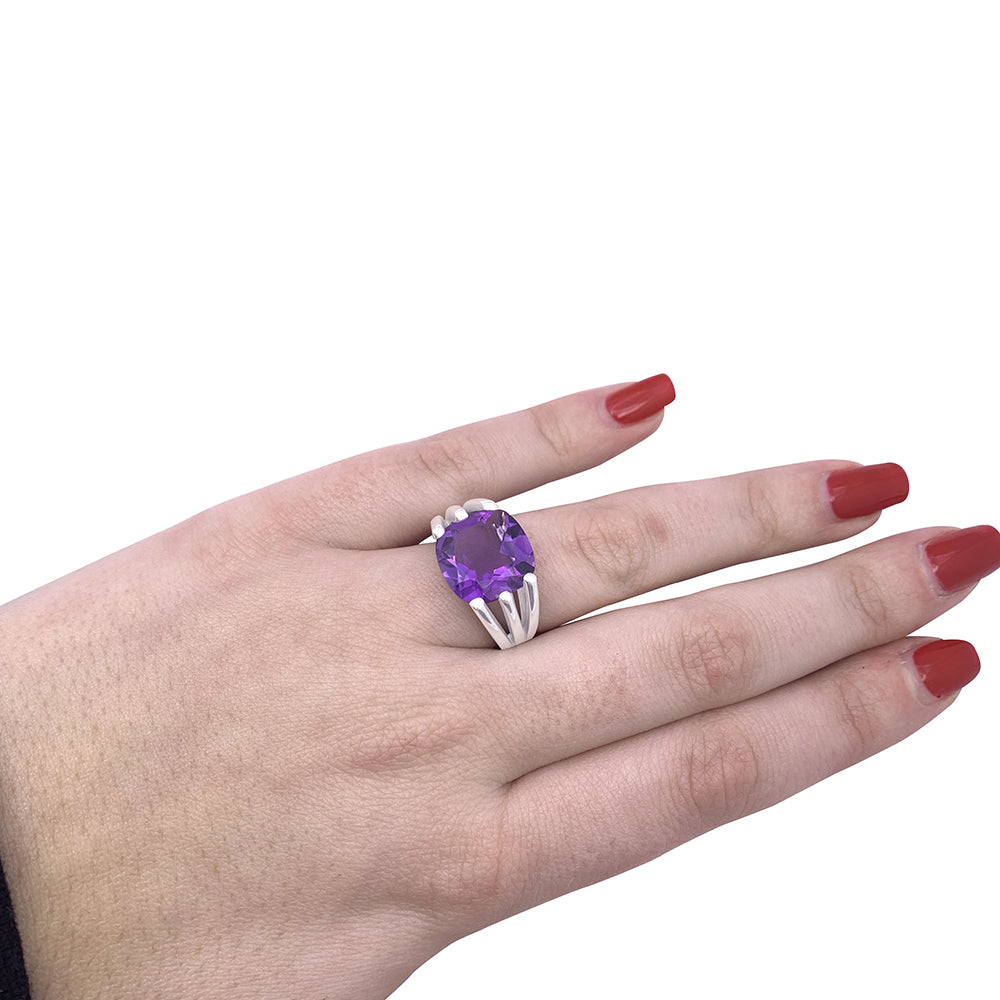 Poiray "Fil" ring in white gold and amethyst.
