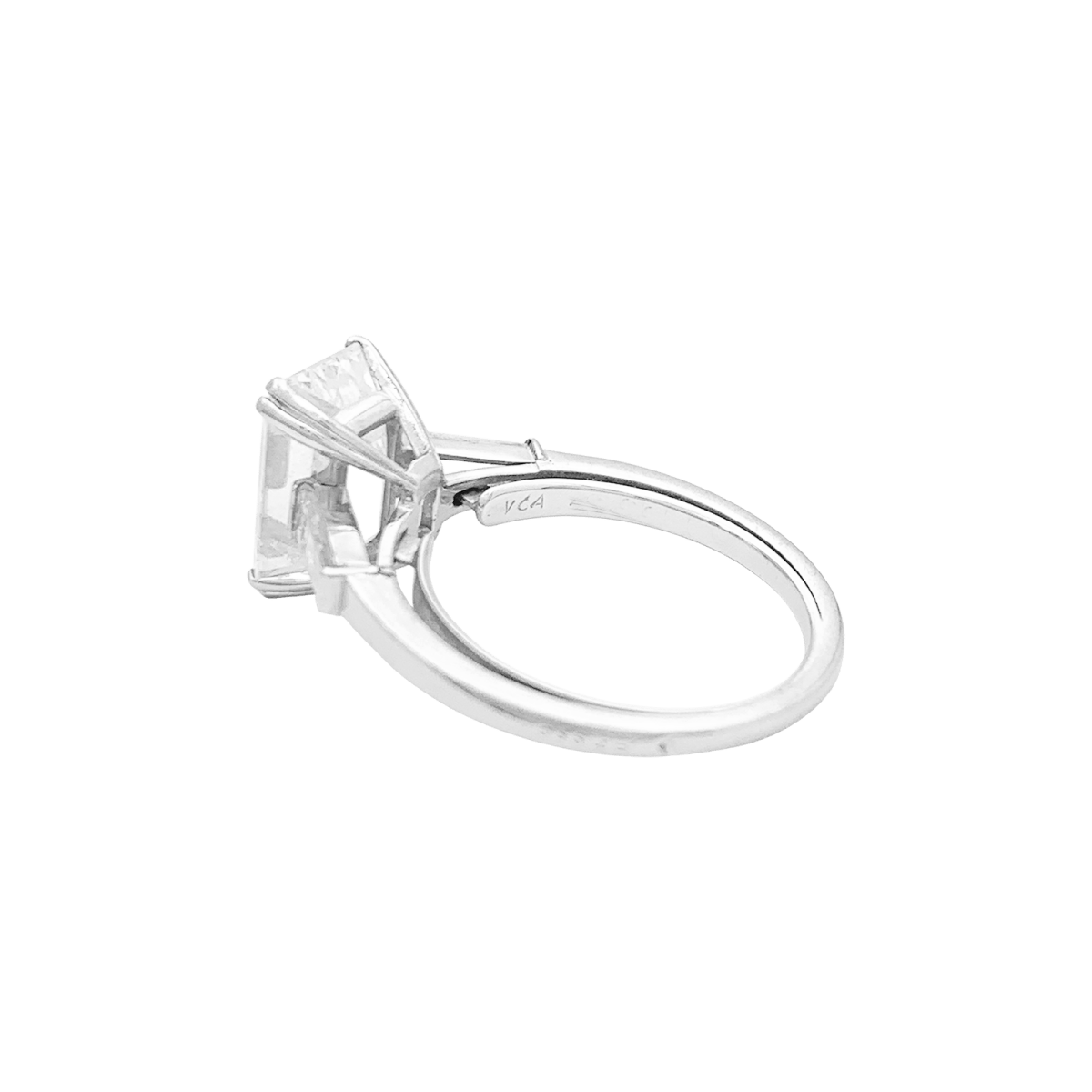 Bague solitaire Van Cleef & Arpels, diamant taille émeraude 4,01 cts. - Maison Eloe