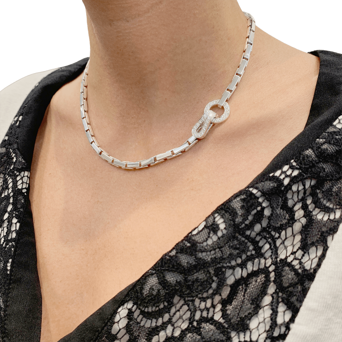 Collier Cartier "Agrafe" en or blanc et diamants. - Maison Eloe
