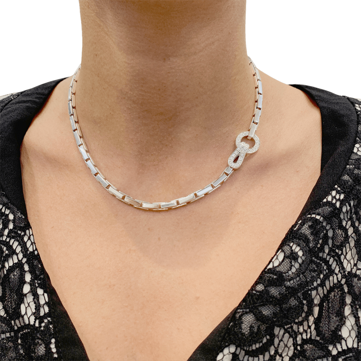 Collier Cartier "Agrafe" en or blanc et diamants. - Maison Eloe