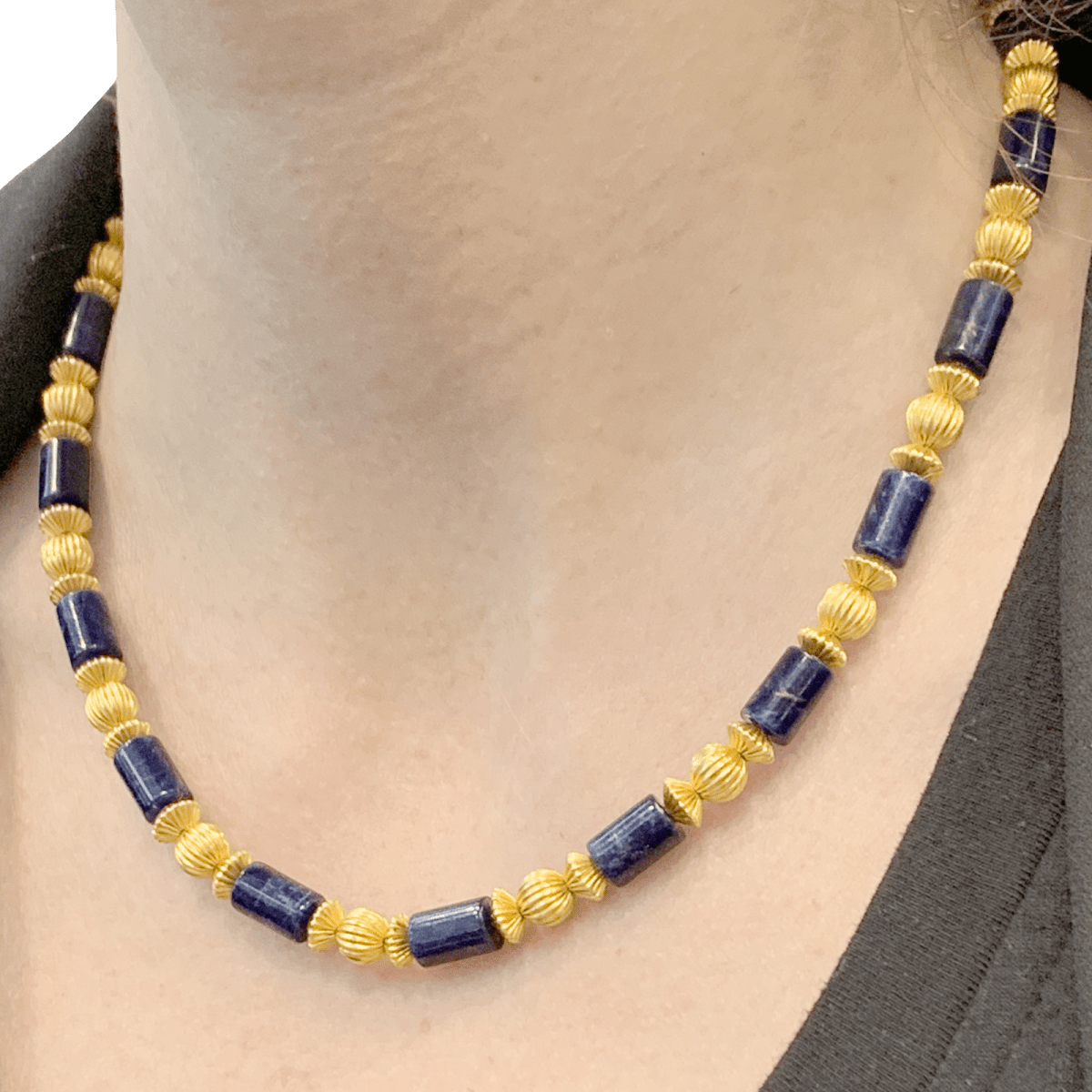 Collier Lalaounis, or jaune, sodalites. - Maison Eloe