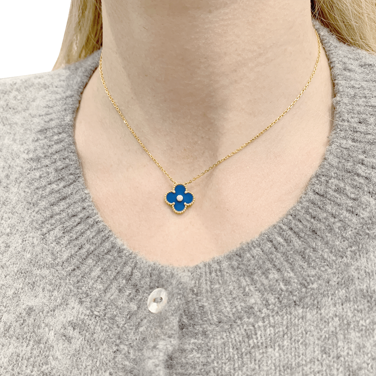 Collier Van Cleef & Arpels "Alhambra" or jaune, porcelaine, diamant. - Maison Eloe