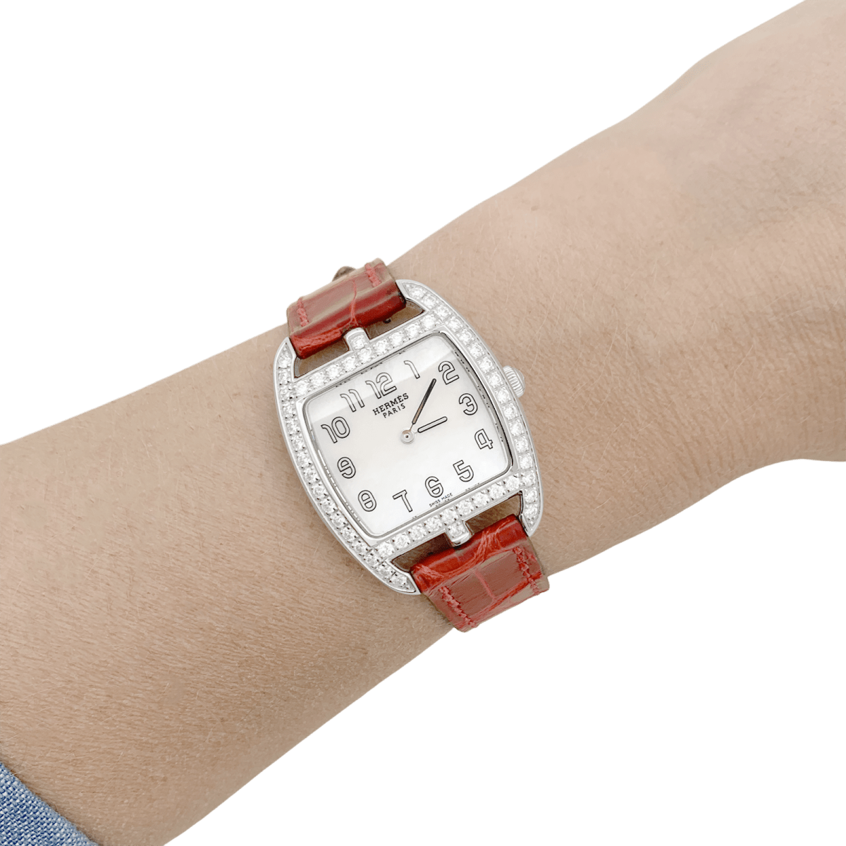 Montre Hermès modèle "Cape Cod Tonneau" en acier et diamants sur cuir. - Maison Eloe